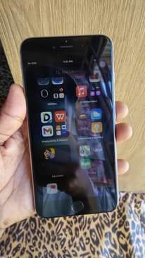 A picture of iPhone 6s plus 64GB simu haina mambo mengi njoo mbezi