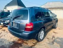 A picture of Toyota Highlander 2004 model