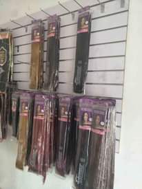 A picture of vimebaki ivyo rasta mashine ya kucha na vioo pamoja na