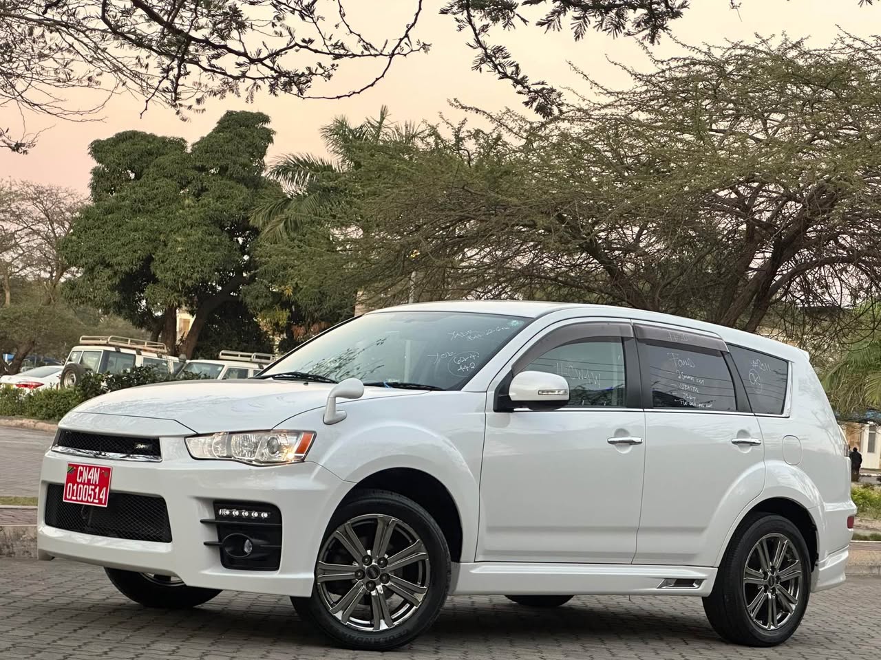 A picture of MITSUBISHI OUTLANDER ROADEST 2011