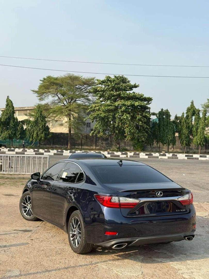 A picture of Lexus es350 2016 model