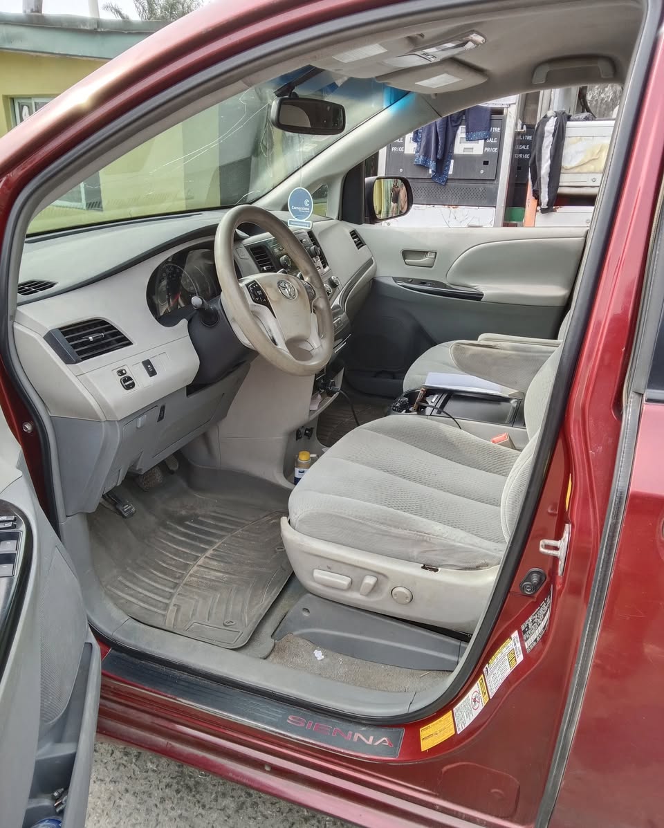 A picture of Toyota Sienna 2011 model