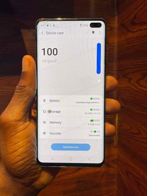 A picture of Cracked Samsung S10 plus 128GB 12GB ram