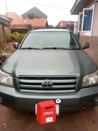 A picture of Sharp 2006 Toyota Highlander In perfect condition 3 Row Seats