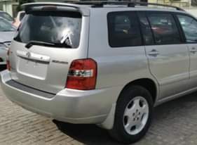 A picture of Extremely Clean Toks 2005 Toyota Highlander CALL OR WHATSAPP FOR