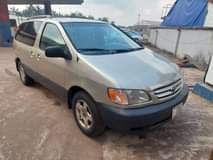 A picture of 1999 Toyota Sienna