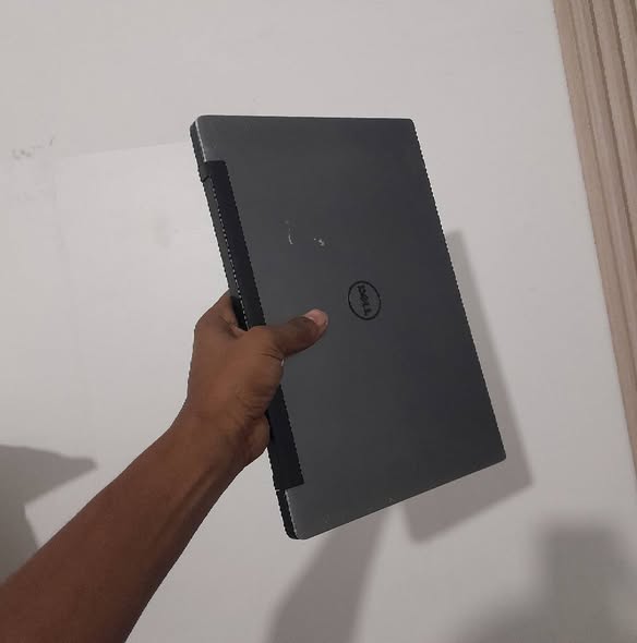 A picture of Touchscreen slim laptop dell m5