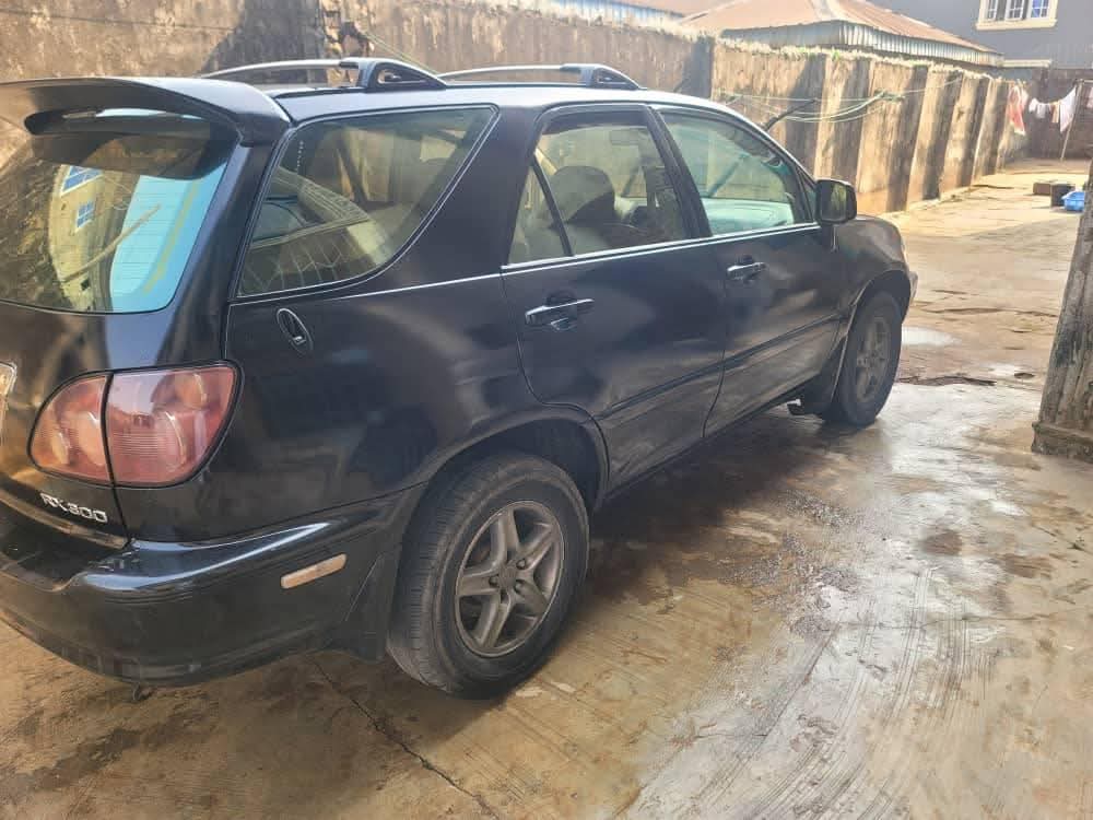 A picture of Lexus Rx300