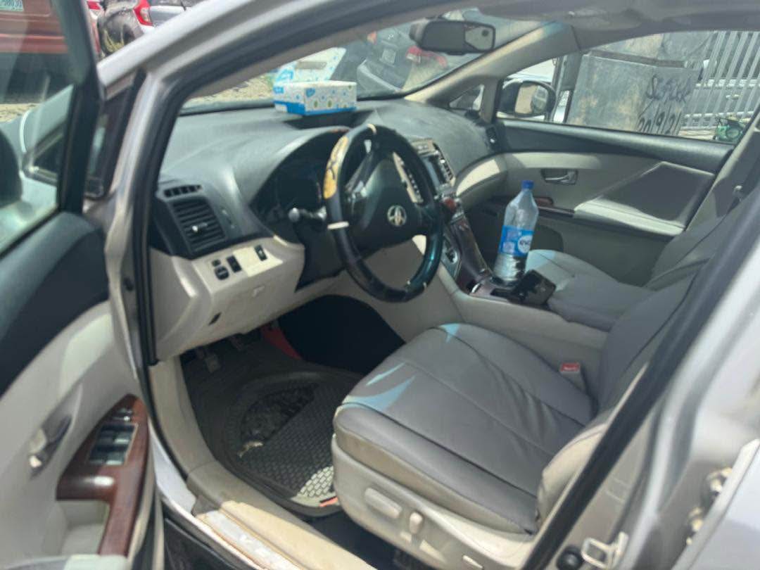 A picture of venza 2010 full option