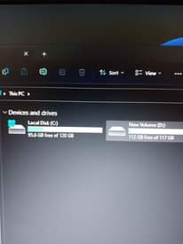 A picture of DELL Latitude E5470. Core i5 2.5GHz 8GB RAM windows 11