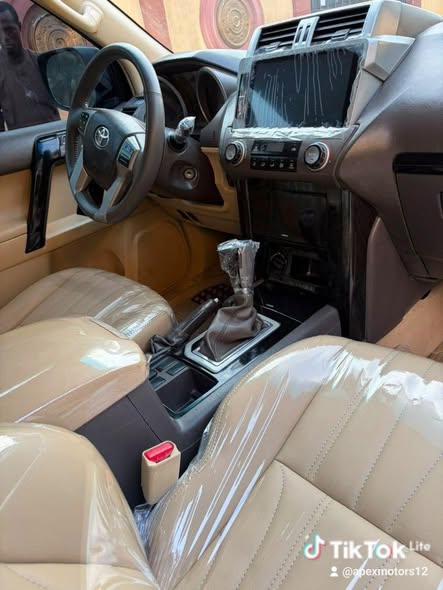 A picture of 2014 Toyota landcruiser prado