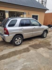 A picture of Kia Sportage 08 Sound engine Good gear Partial first body