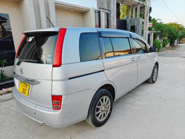 A picture of Toyota isis