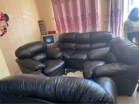 A picture of 6 seater chair set