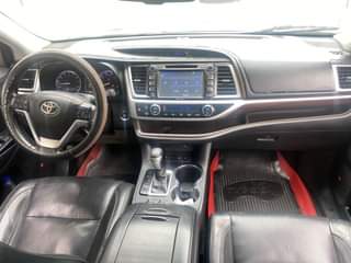 A picture of Highlander 2016 full option Buy and drive Nothing to fix
