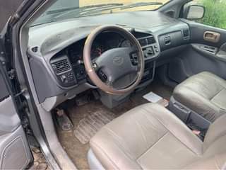 A picture of Toyota Sienna 2000 V6