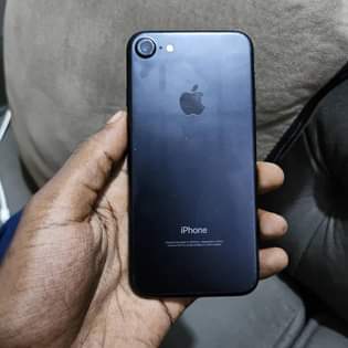 A picture of iPhone 7 Plain 32gb bei 175 000 0692853914 battery 100