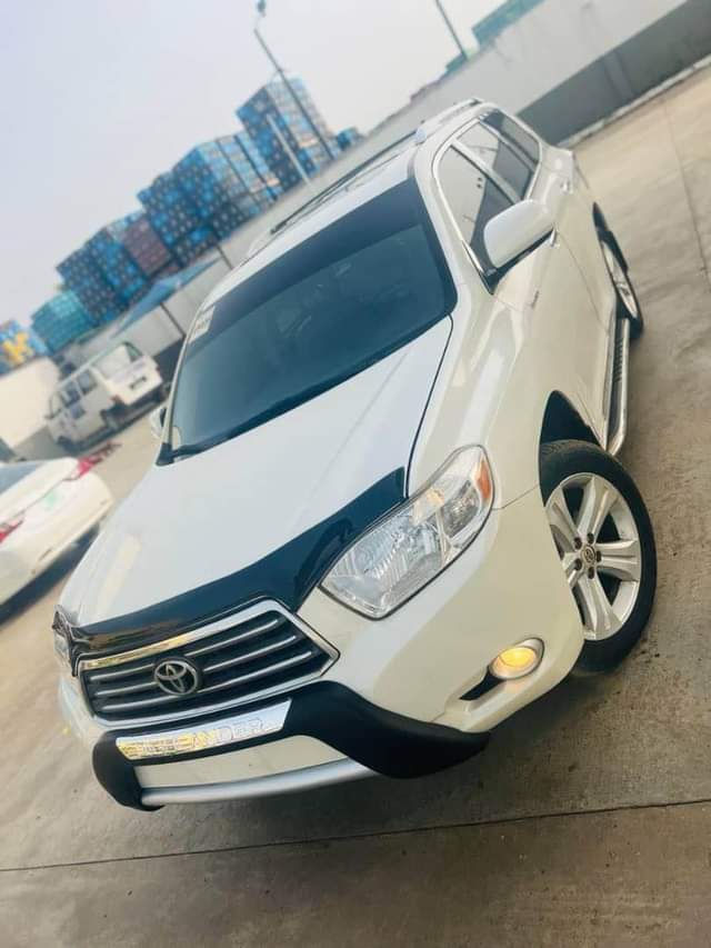 A picture of Bearly Used Toyota Highlander Limited Edition 2010