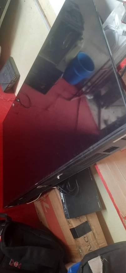 A picture of Hisence smart 50inches used bha some bit of e line