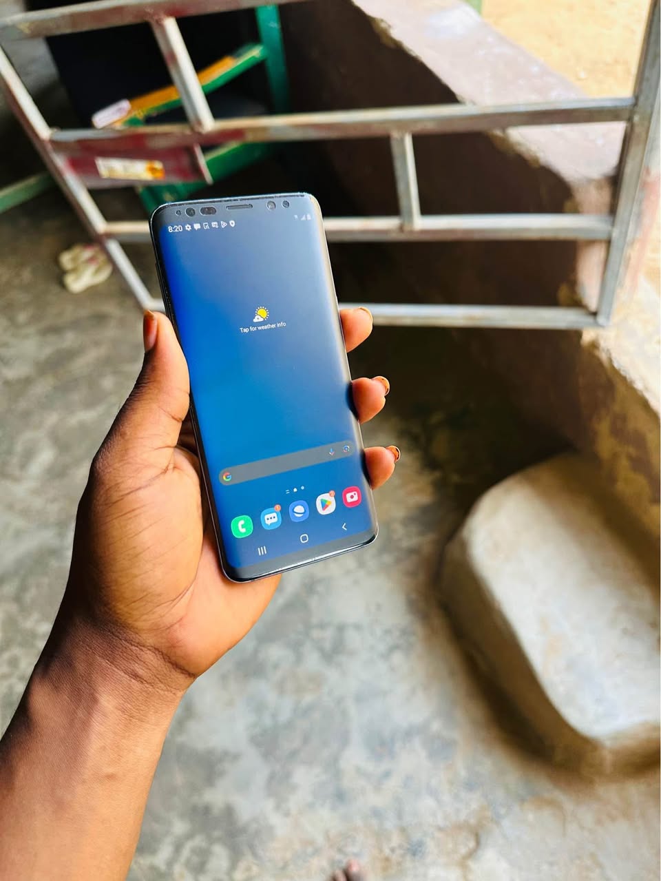A picture of Samsung s9 little crack at the back135k only