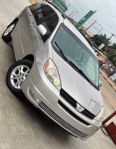 A picture of Toyota Sienna 2005 model Foreign used Tokunbo Factory fitted AC