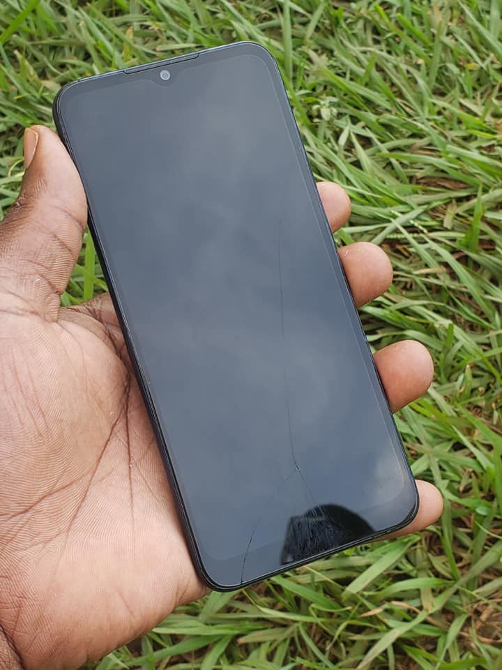 A picture of Motorola g play 2021 slightly cracked 32gb 3gbram strong battery