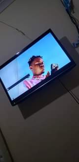 A picture of nauza tv inch 32 SHARP haina kipengele