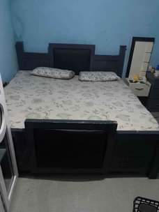 A picture of Kitanda 6 6 pamoja na bedside yake 0620404244