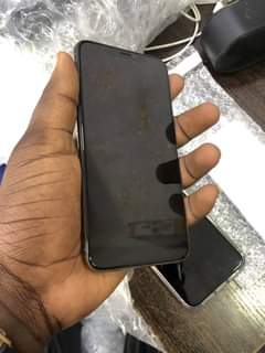 A picture of 256gb Apple IPhone xs max with good working condition and
