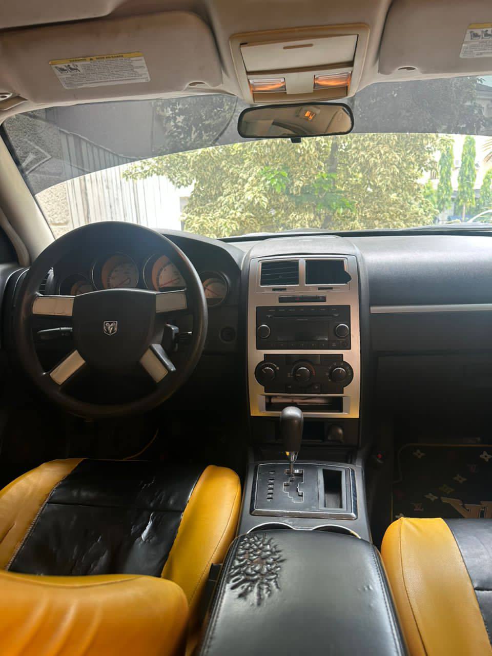 A picture of Clean 2010 doge charger