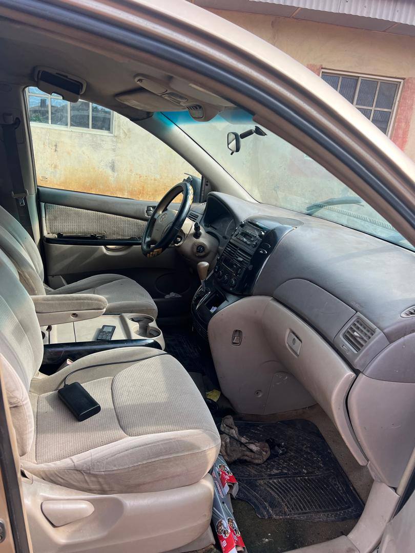 A picture of Toyota sienna