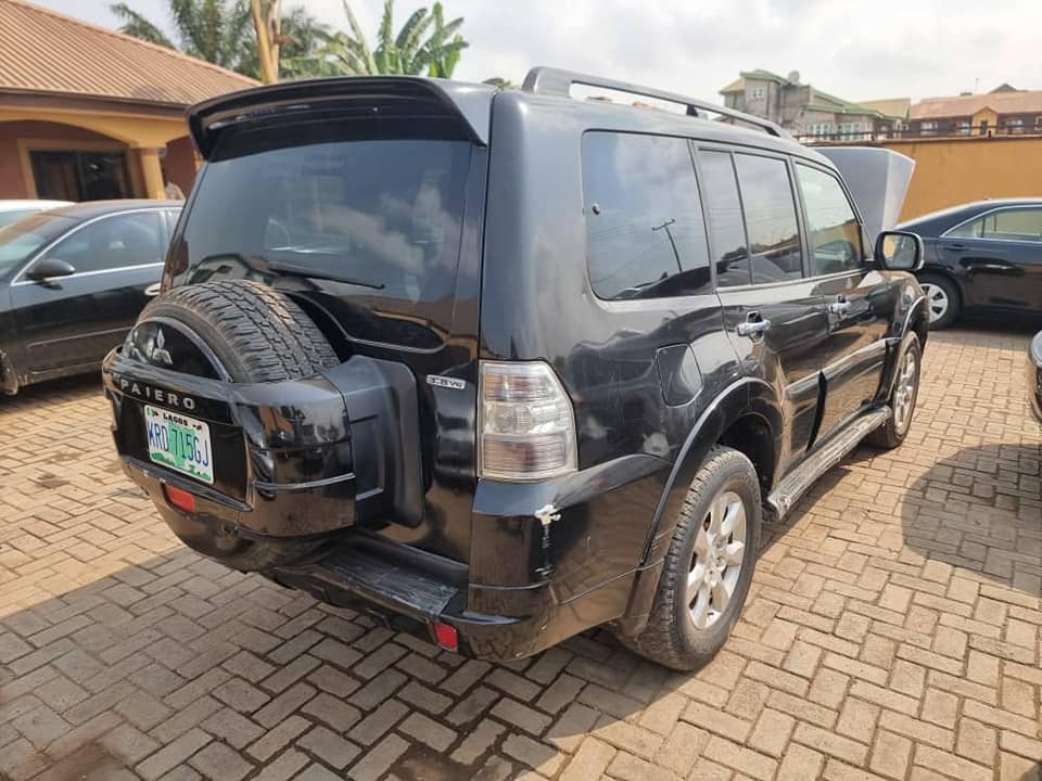 A picture of 2010 Mitsubishi pajero v6