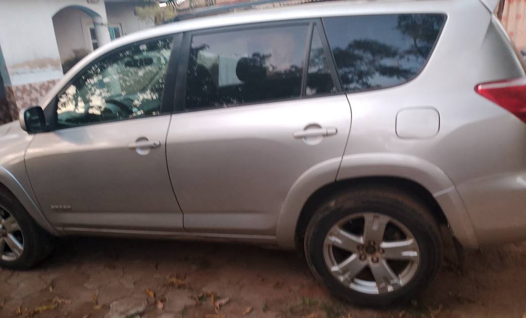 A picture of Super neatly used 2006 Rav 4 at owners house pure