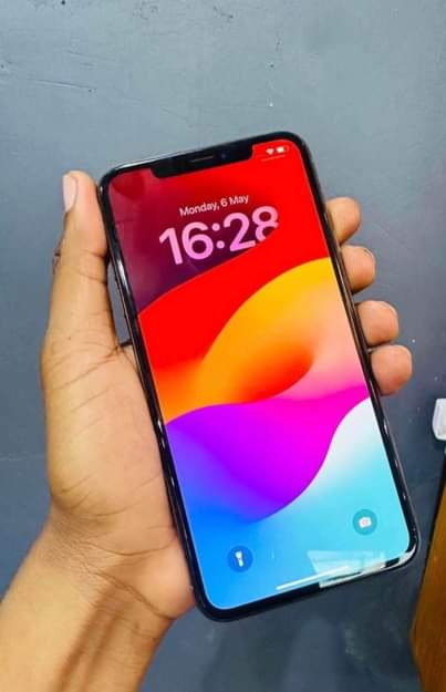 A picture of iPhone xs max gb256