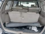A picture of Toyota Highlander 2006 model Engine very silent Gear super sharp