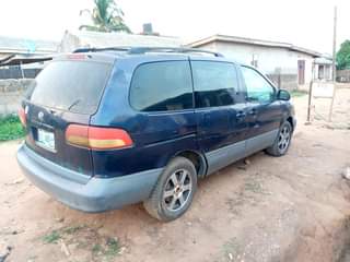 A picture of Toyota sienna 2001 model