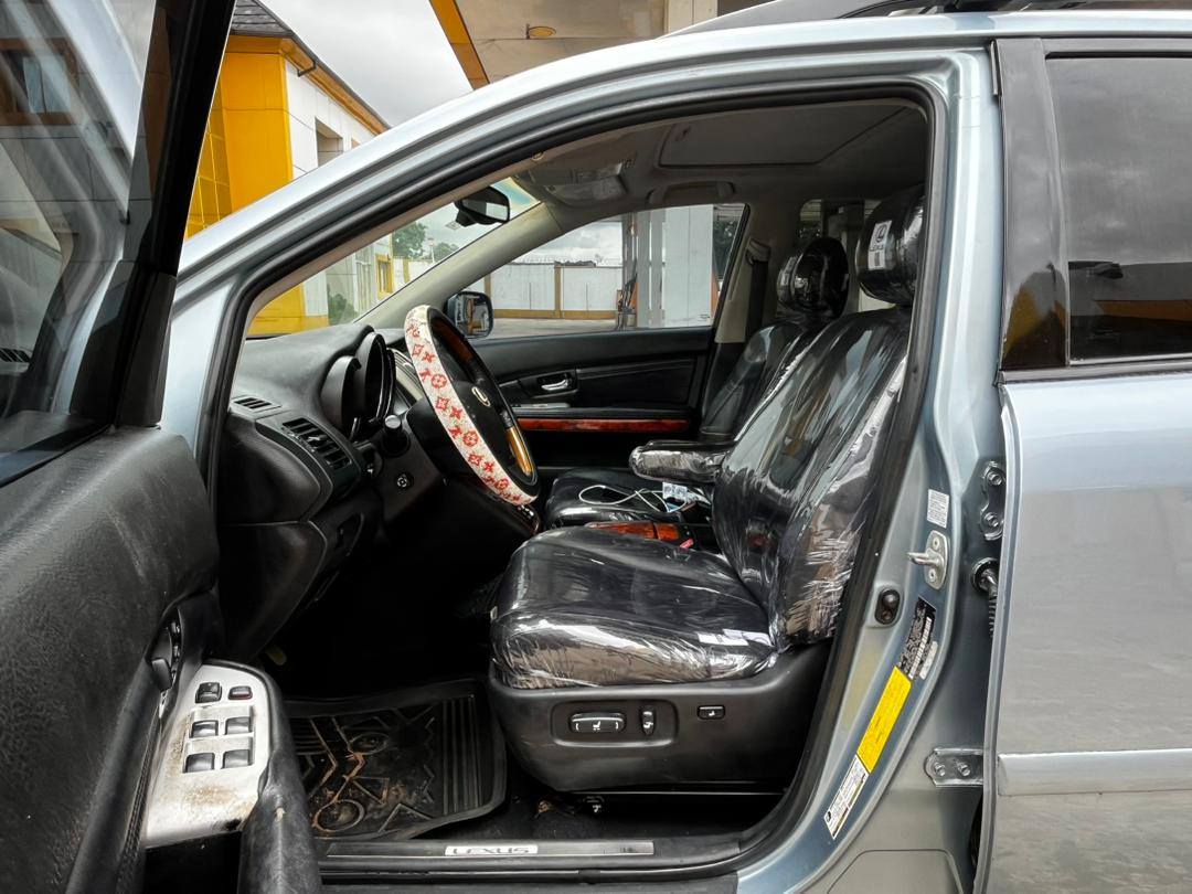 A picture of Lexus Rx330