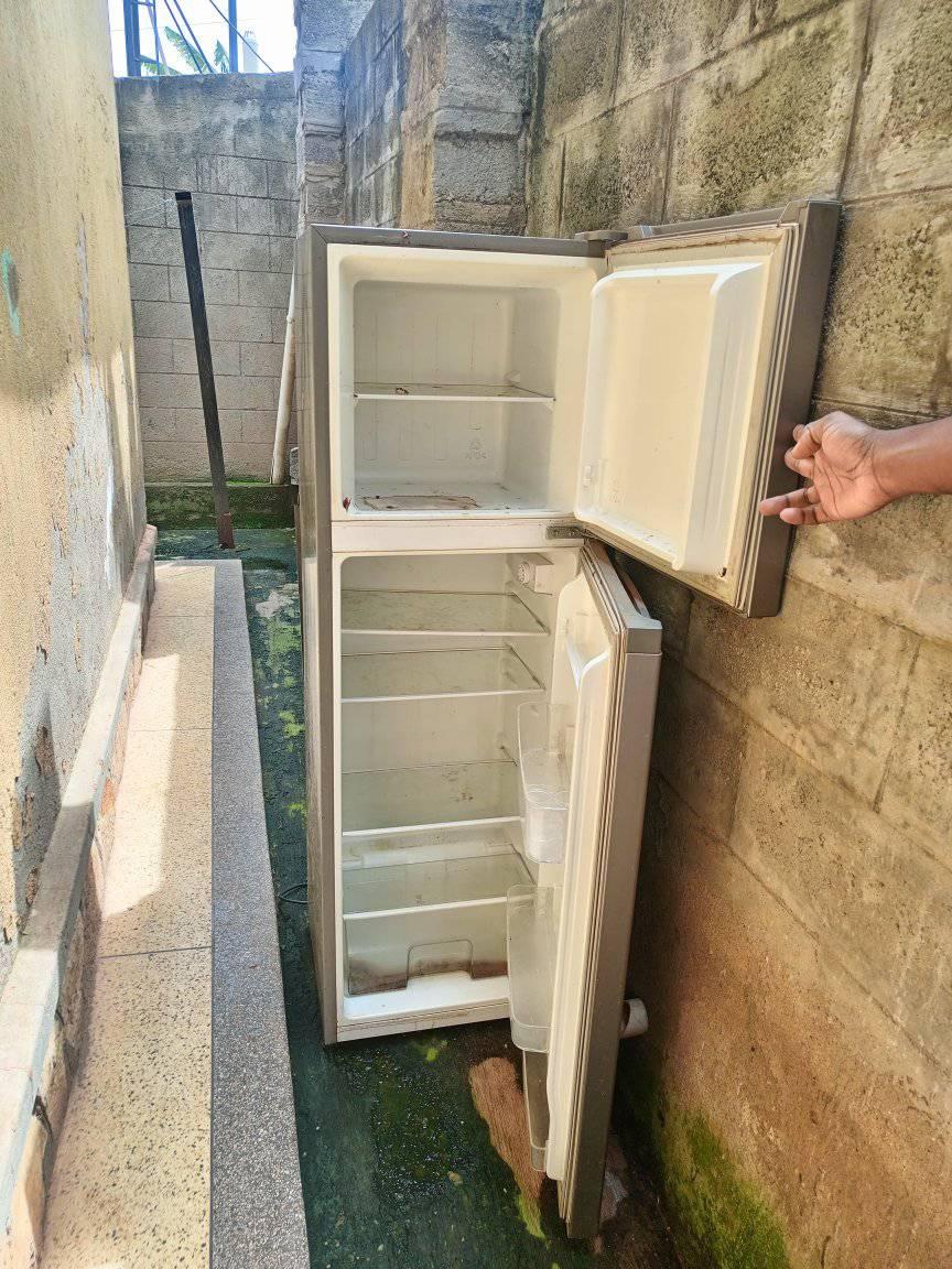 A picture of Am selling my old fridge
