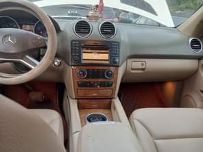 A picture of 2009 ML 350 clean Nigerian use Automatic folding mirror and