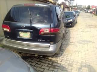 A picture of 2001 TOYOTA Sienna