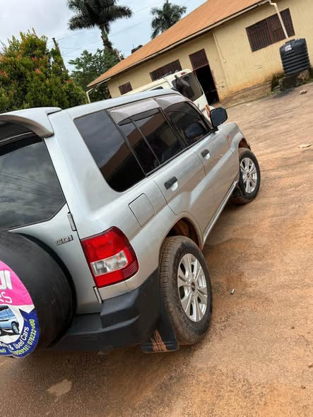 A picture of Mitsubishi pajero 12m
