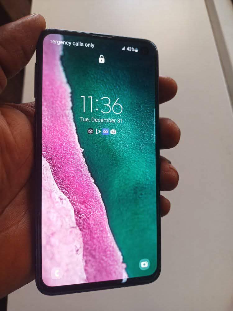 A picture of Clean Samsung Galaxy s10e for sale very clean