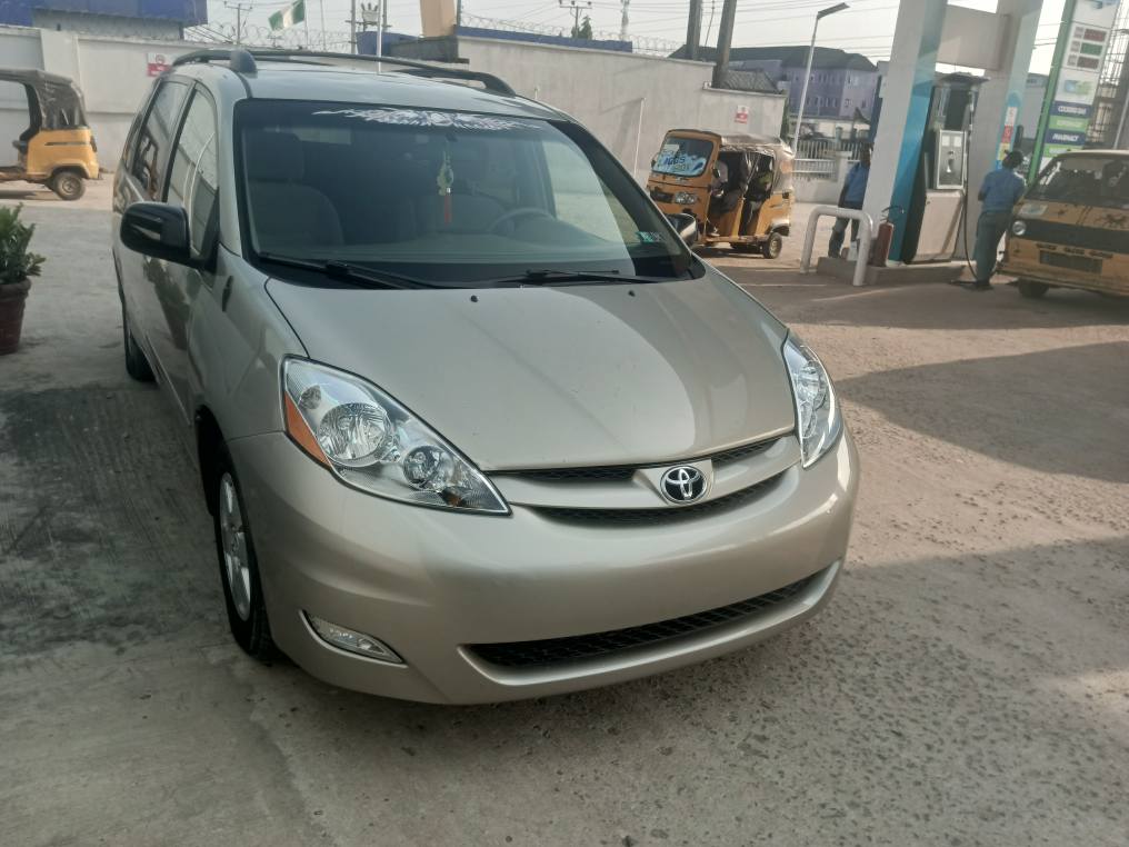 A picture of 2006 Toyota sienna