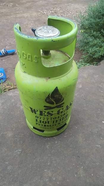 A picture of Cylinder and gas