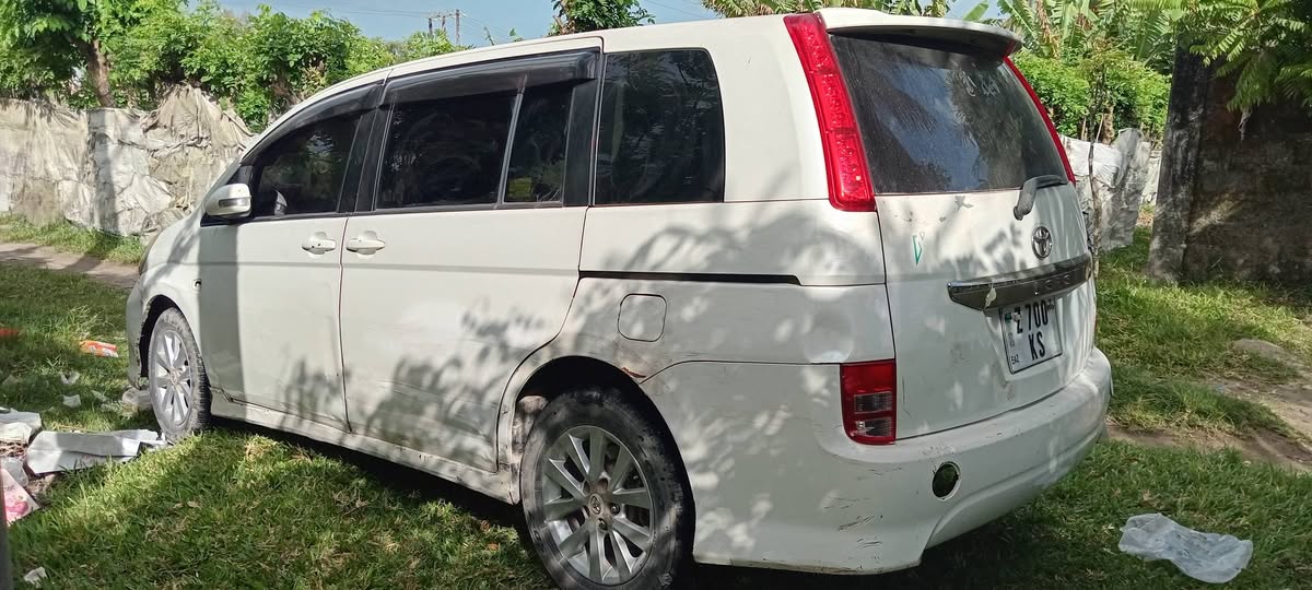 A picture of A car for sale Toyota isis platana
