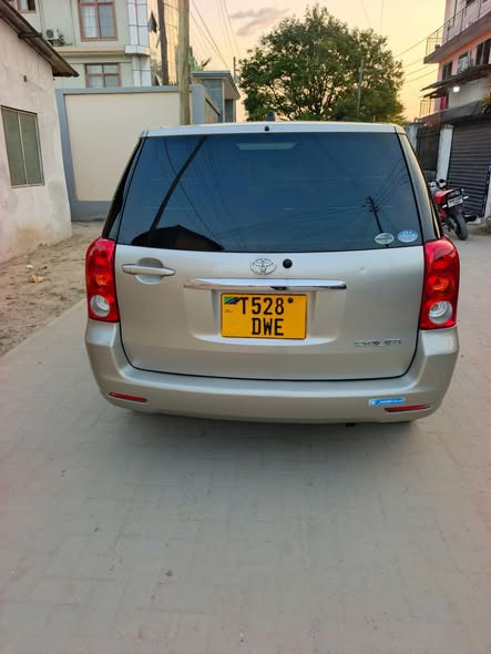 A picture of 2005 Toyota raum