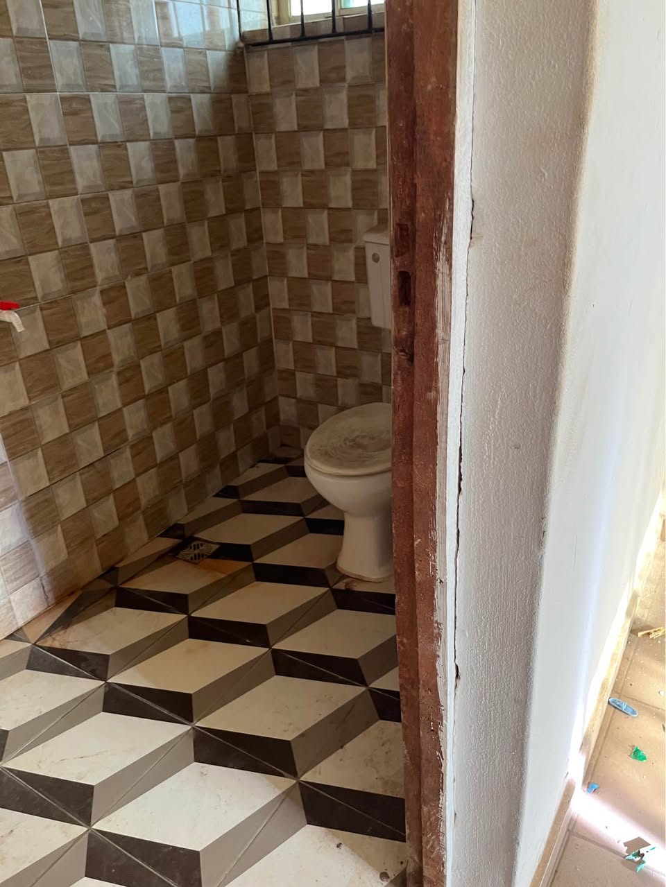 A picture of Spacious 2 bed room appartment to let at davol bustop