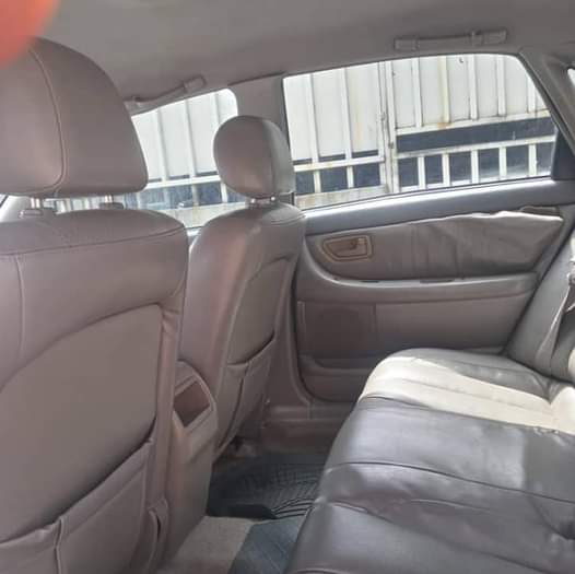 A picture of toyota Avalon dash board very good engine and gear
