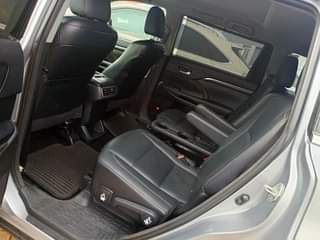 A picture of Crystal clean and fresh foreign used Toyota Highlander limited 2015