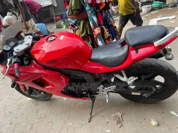 A picture of Hyosung GT250R 2012 Red